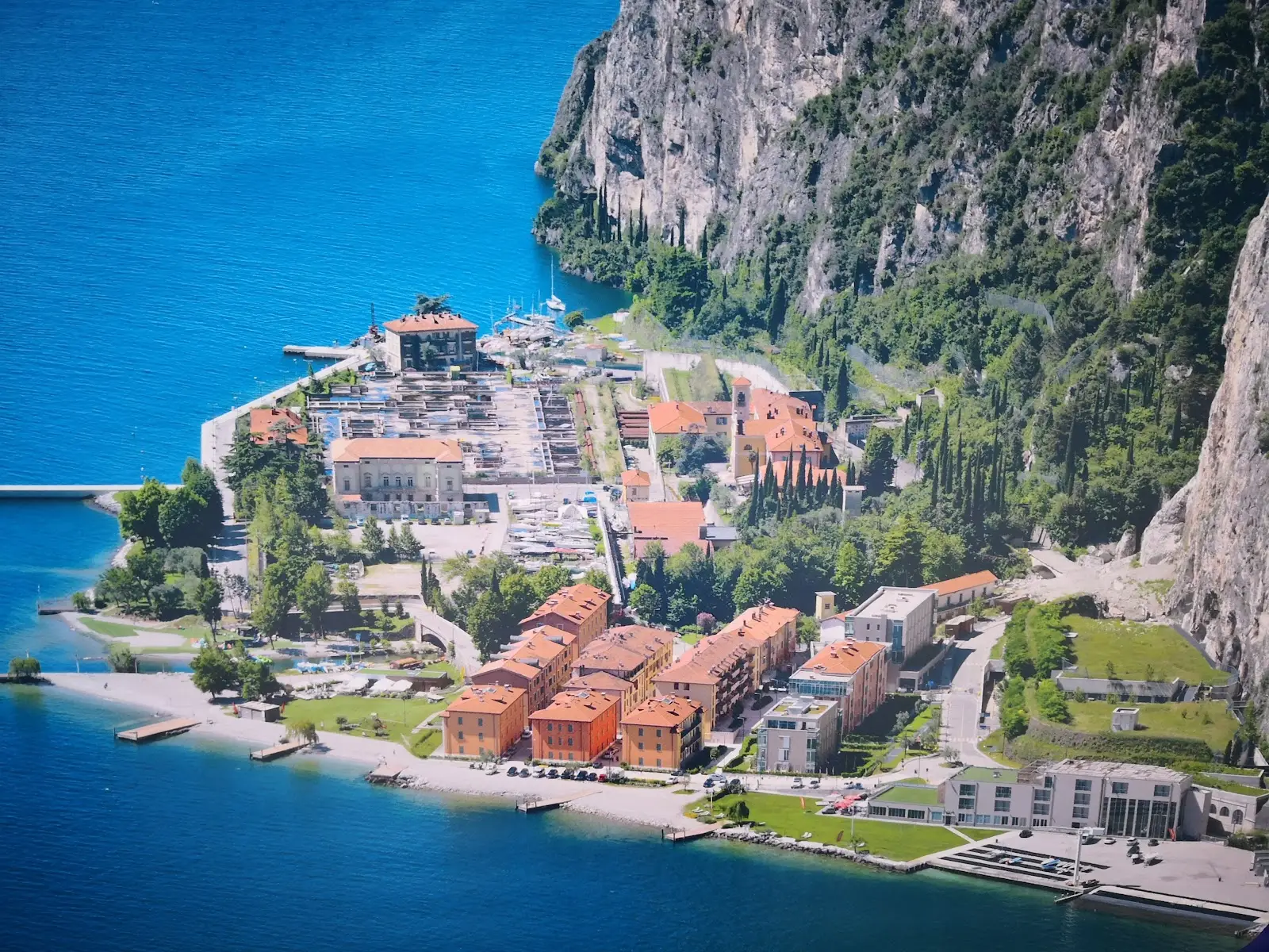 Il borgo storico di Campione del Garda e le rocce a picco sul lago