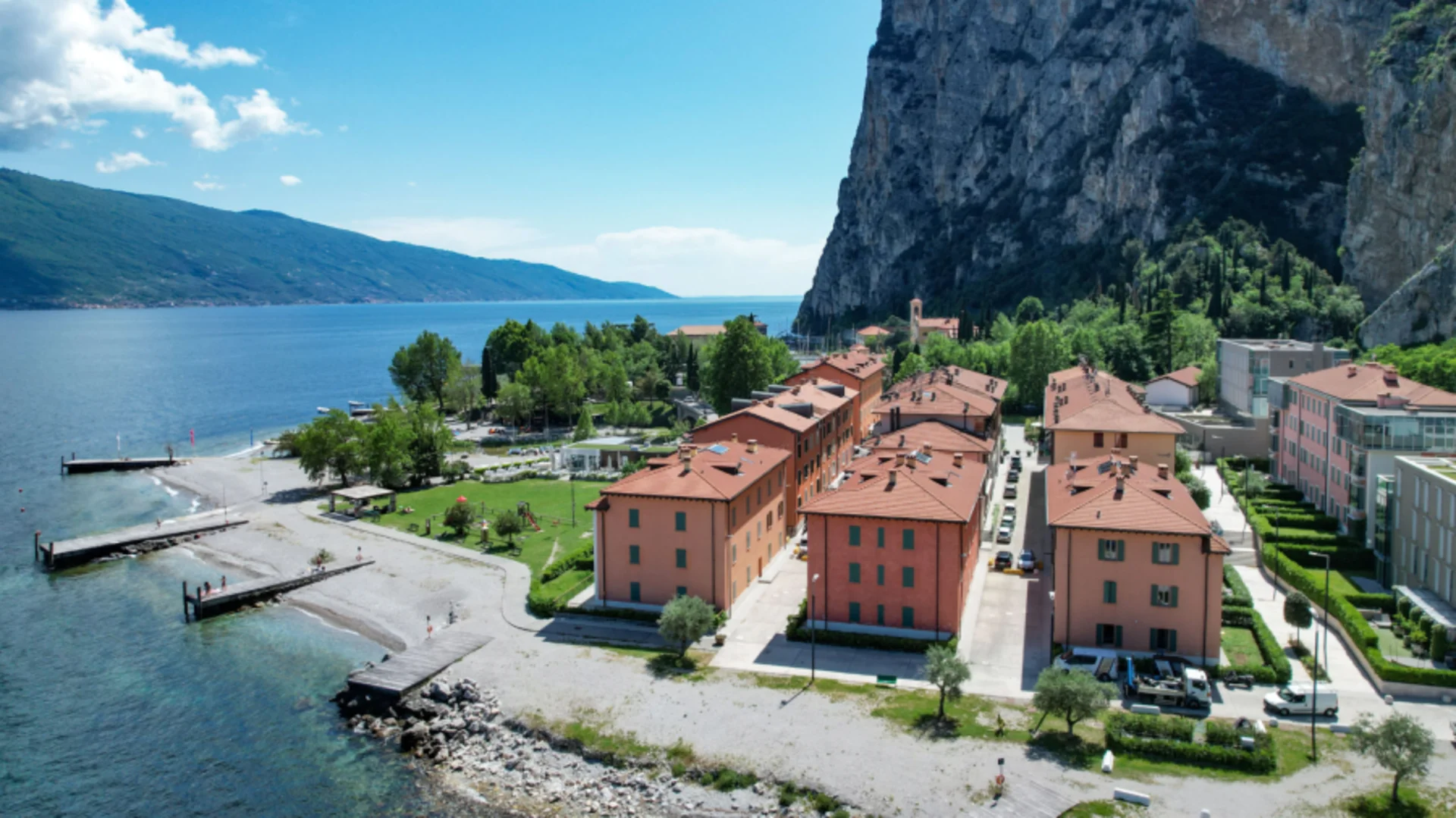 Vista dall'alto di Campione del Garda e il Lago di Garda