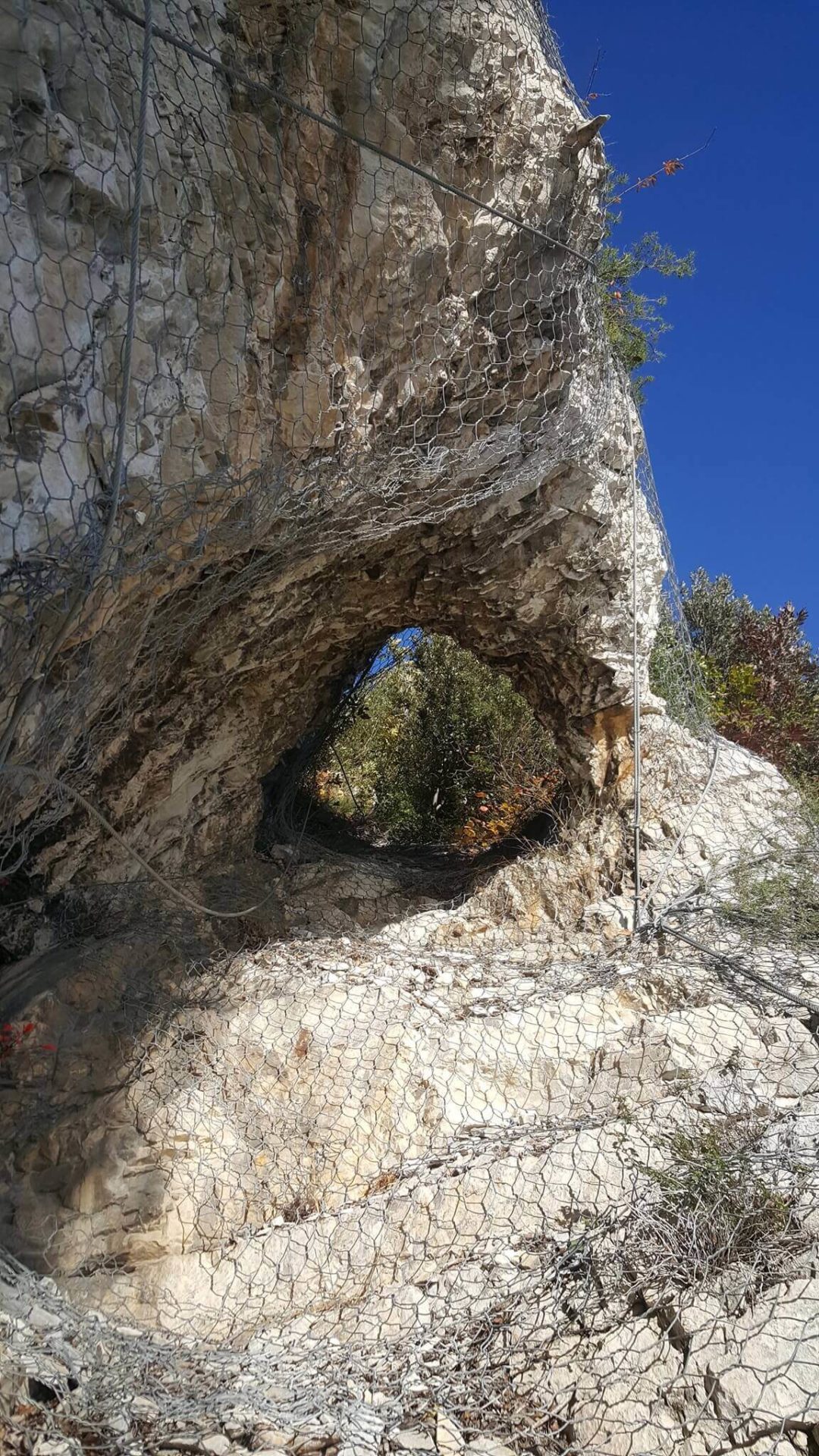 Parete rocciosa della ferrata a Campione del Garda - falesia Porto Tremosine