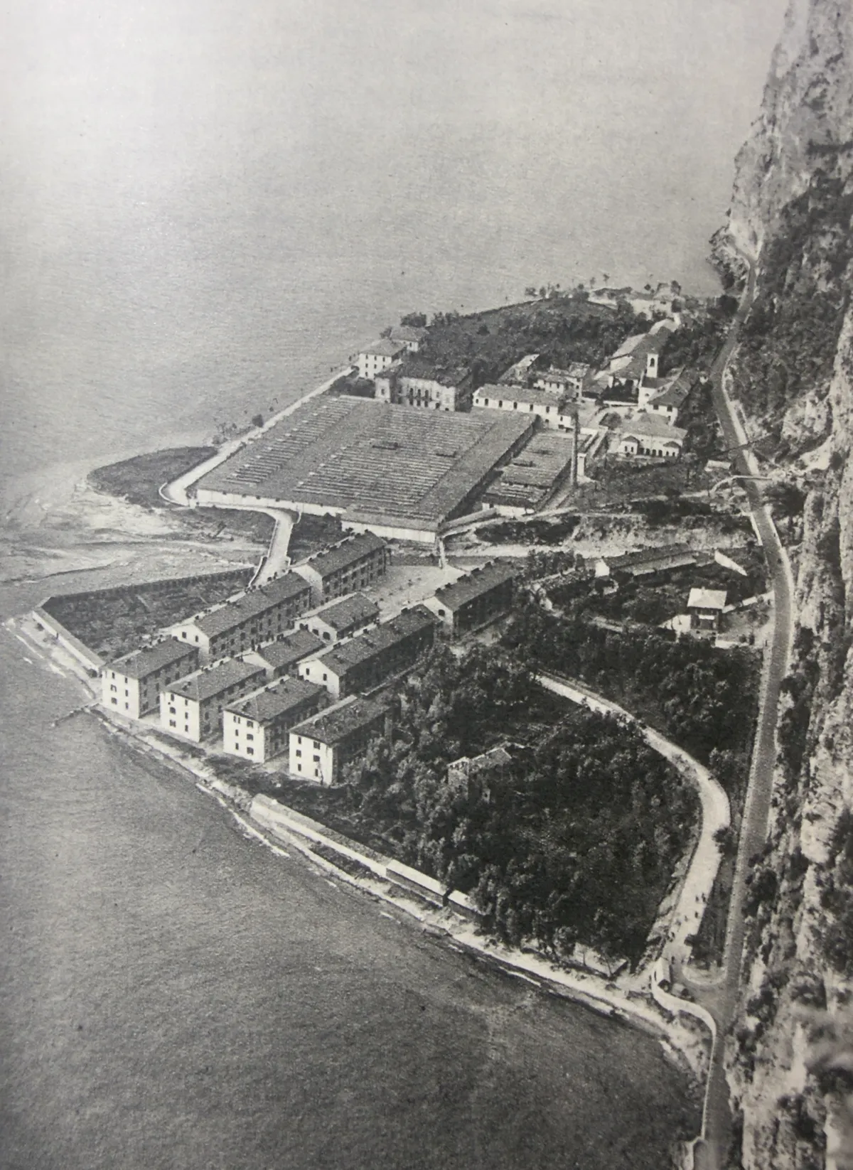 Veduta aerea del villaggio operaio di Campione del Garda